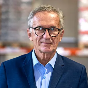 Adam Kendra, właściciel MAD Higiena, sfotografowany w magazynie firmy w Zielonej Górze
