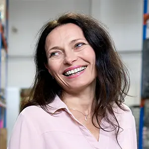 Uśmiechnięta klientka MAD Higiena zadająca pytanie dotyczące oferty i katalogu produktów