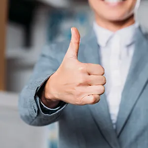 Zadowolony klient MAD Higiena pokazujący kciuk w górę po udanym zamówieniu